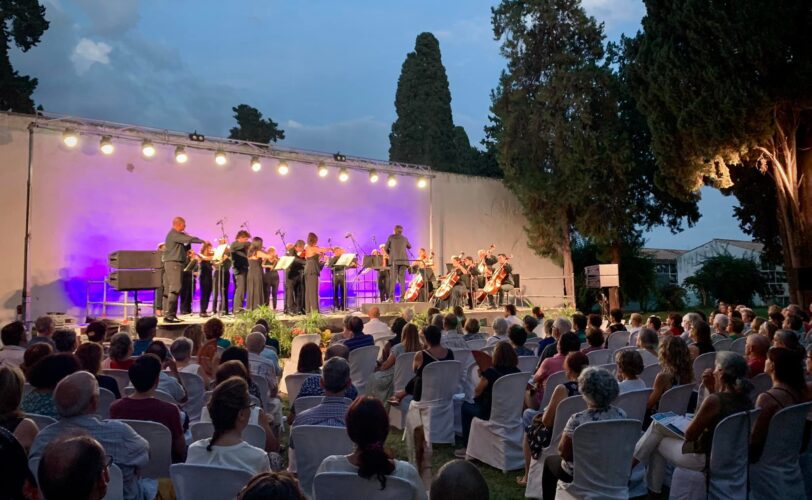 La Orquesta de Córdoba sorprende al público en un escenario único para hablar del poder del amor y de la aceptación.