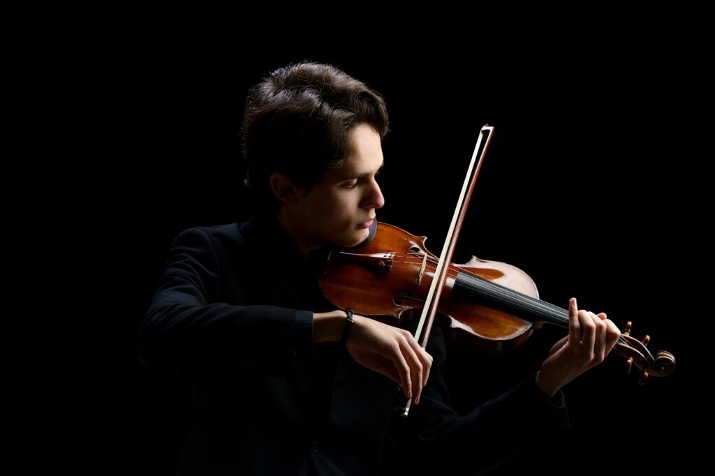 Artista tocando el violín